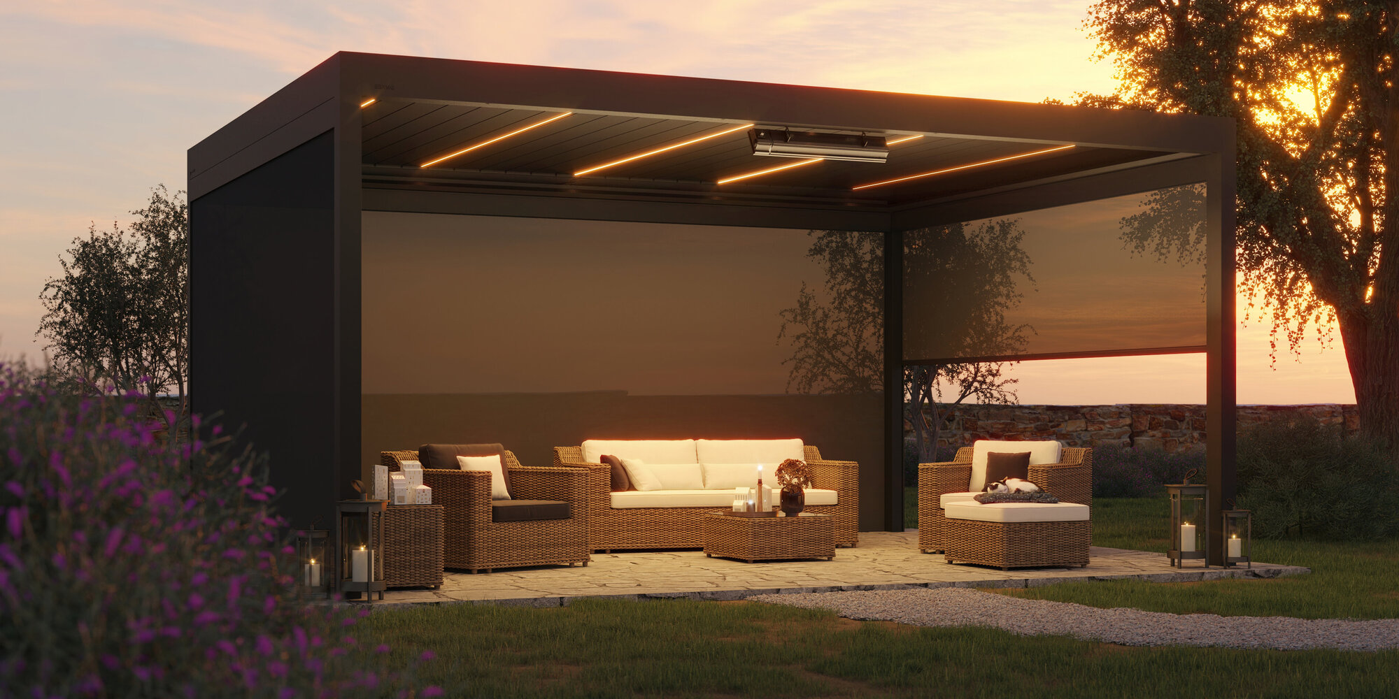 Freistehendes Lamellendach mit Beleuchtung bei Sonnenuntergang