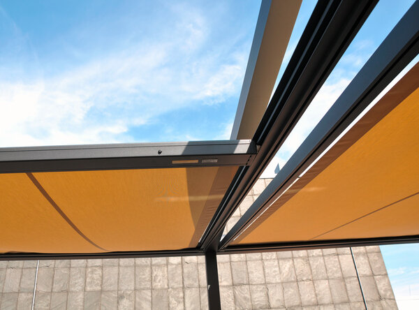 Q.Bus System mit antrazitfarbendem Metallgestell und verfahrbaren Stofftüchern in beigebraun auf einer Dachterrasse