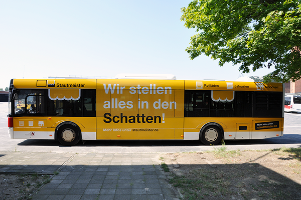 Die Busse der Braunschweiger Verkehrs AG in Vollbeklebung mit dem aktuellen Stautmeister-Design.