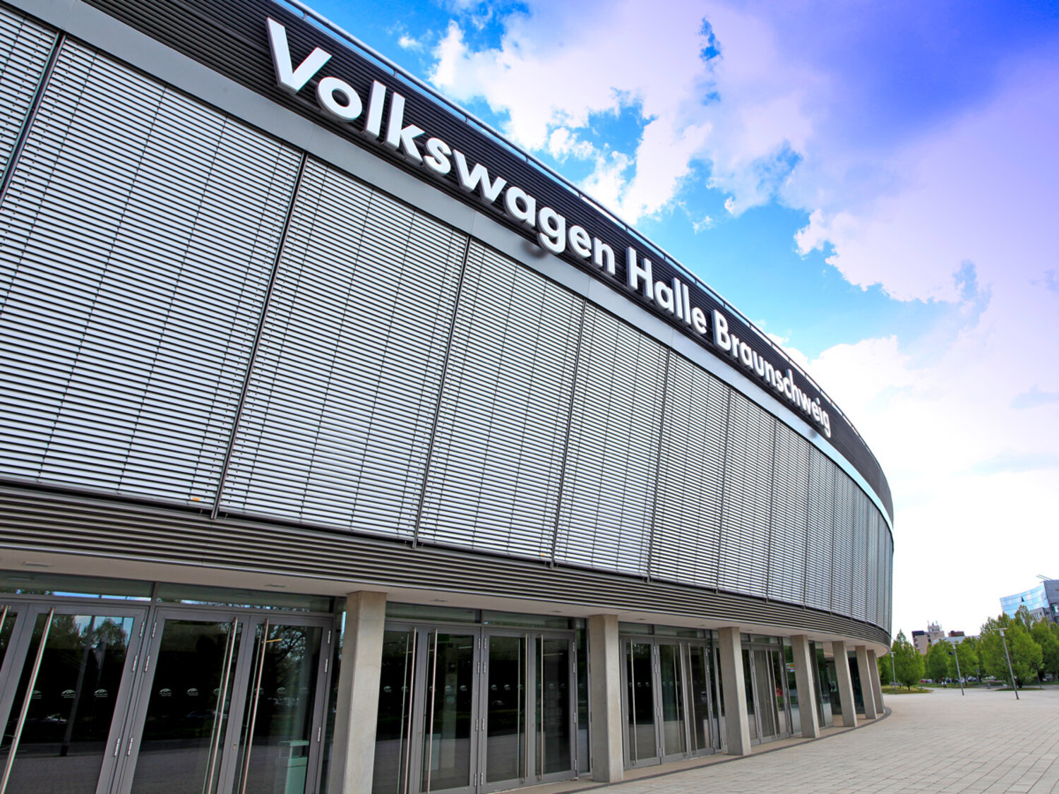 Ansicht der VW-Halle in Braunschweig mit in der oberen Ebene komplett heruntergelassenen Außenjalousien